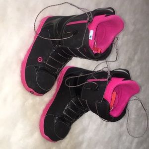 Women's snowboarding boots